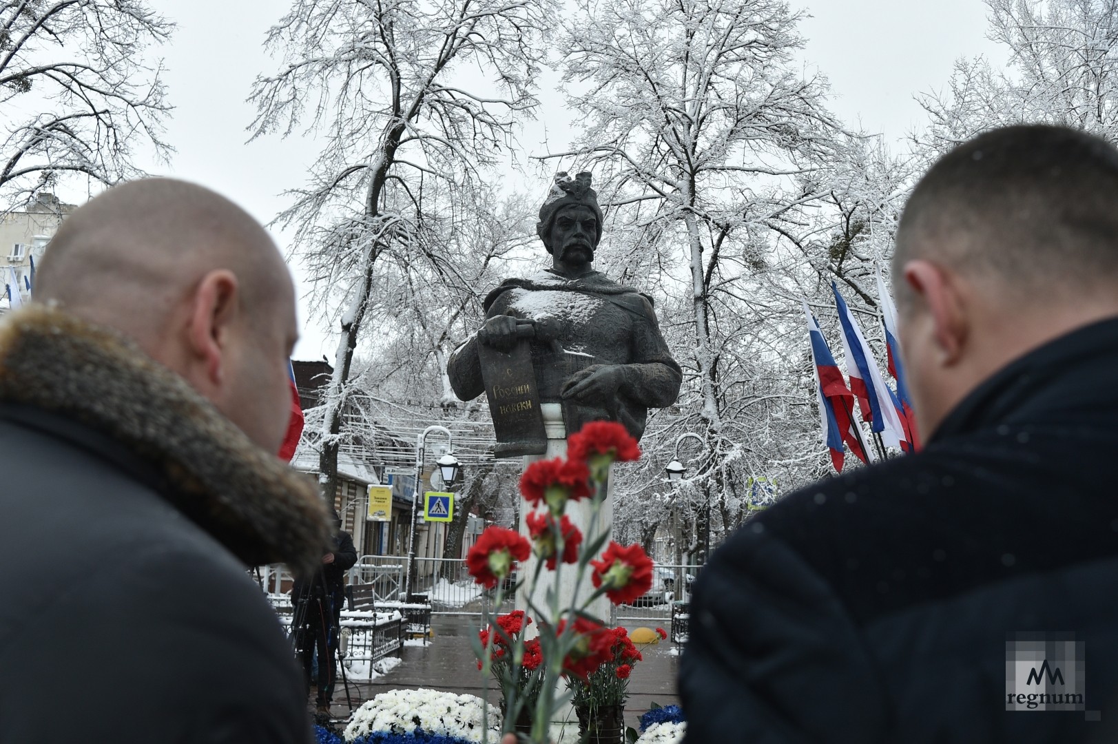 Возложение цветов к памятнику Богдану Хмельницкому в Симферополе