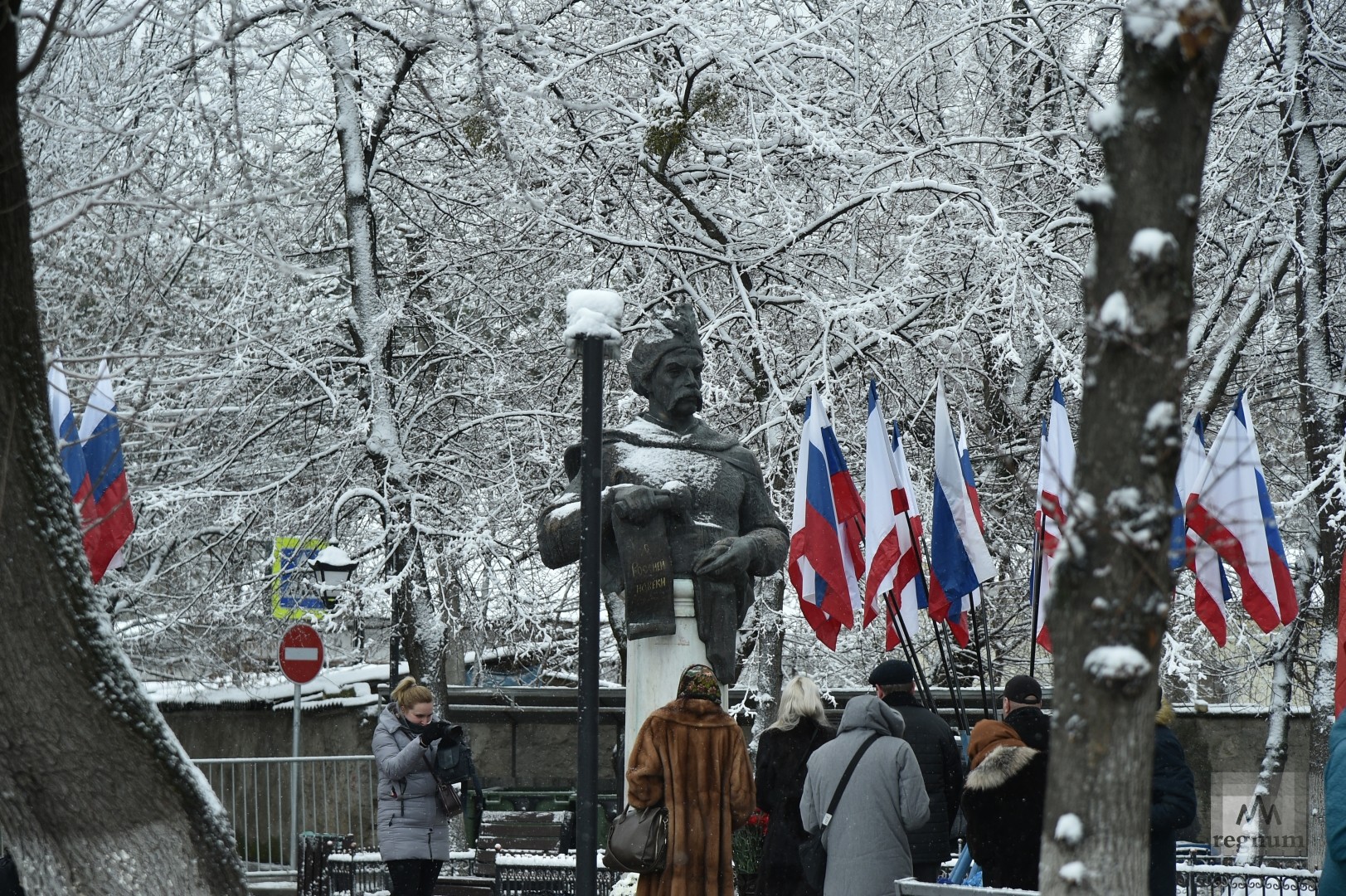 Возложение цветов к памятнику Богдану Хмельницкому в Симферополе