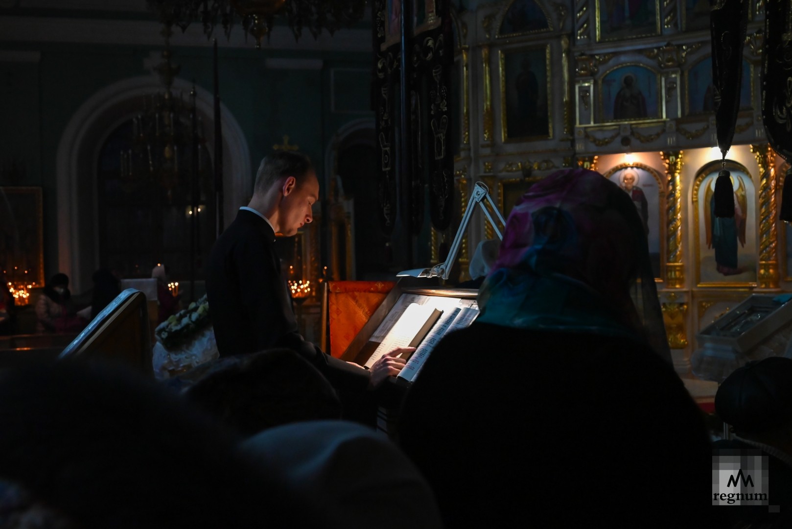 Прихожане на богослужении в Крещенский сочельник в Андреевском соборе, г. Ставрополь