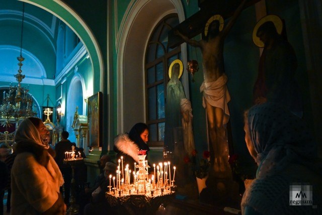 Прихожане на богослужении в Крещенский сочельник в Андреевском соборе, г. Ставрополь