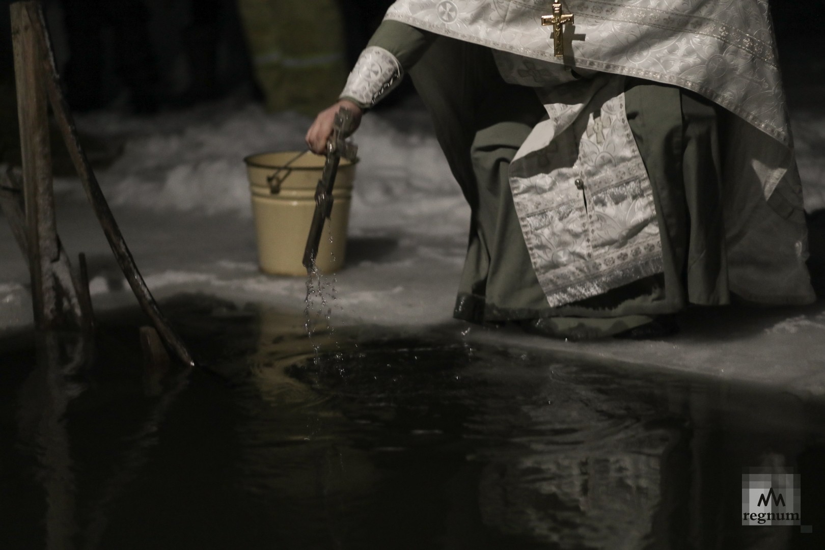 Отец Александр проводит чин освящения воды 