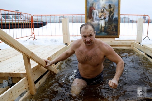 Крещенские купания в Санкт-Петербурге на пляже Петропавловской крепости 