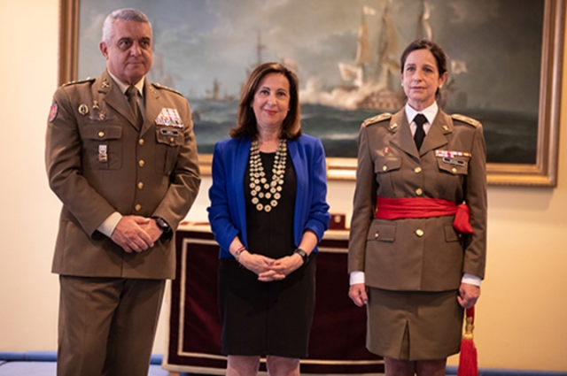 Министр обороны Испании Маргарита Роблес (в центре)