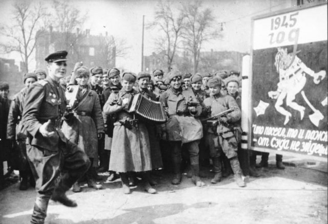 Солдаты Красной армии на улицах Берлина. 1945