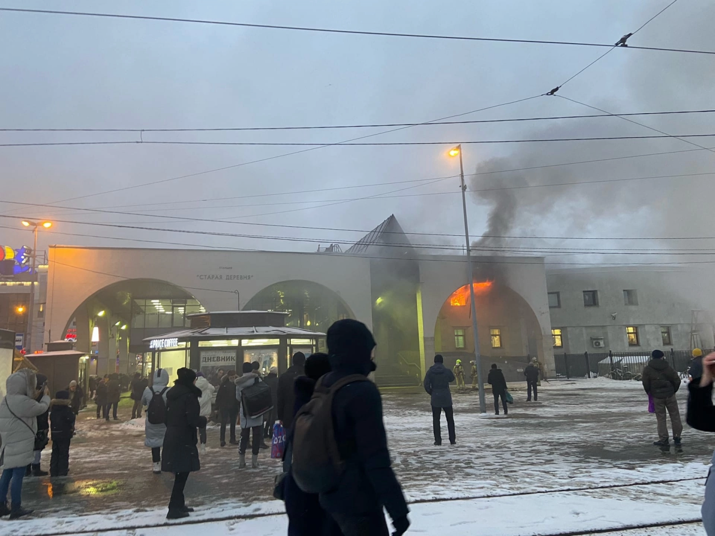 Старая деревня метро. Пожар на станции метро Старая деревня в Петербурге. Метро Старая деревня. Станция Старая деревня Санкт-Петербург. Старая деревня метро вестибюль.