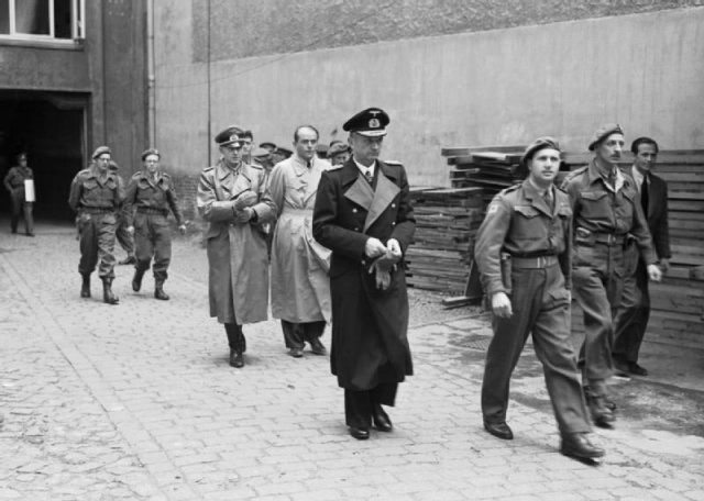 Три члена Фленсбургского правительства после их ареста 23 мая 1945