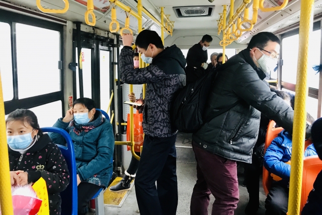 Люди в общественном транспорте в масках. Китай
