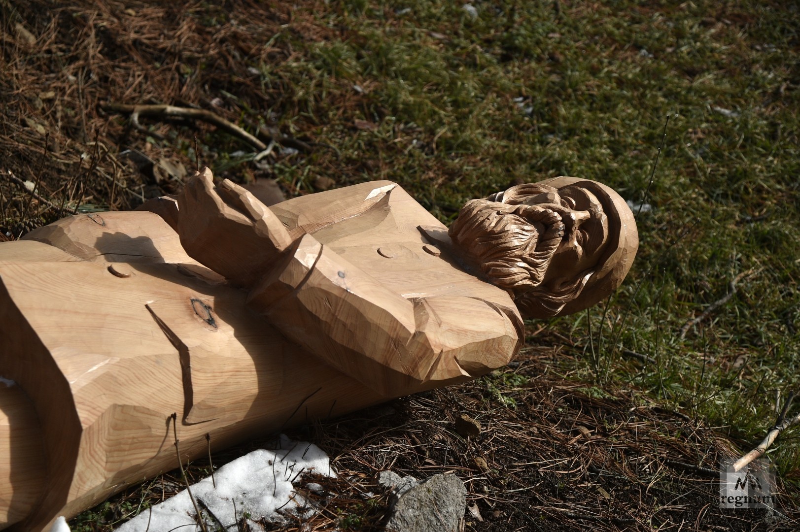 Упавшие после урагана скульптуры. Парк-музей деревянной скульптуры «Вишневый сад. Возрождение»