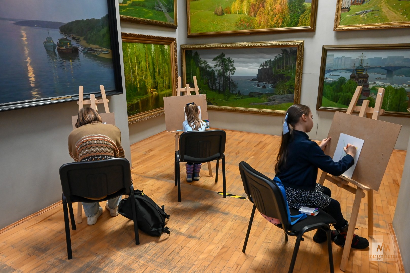 Дети рисуют в картинной галерее имени Павла Моисеевича Гречишкина