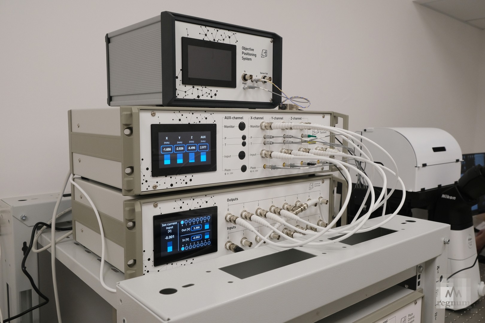 Оборудование, отвечающее за позиционирование нанокапилляра в сканирующем ион-проводящем микроскопе 