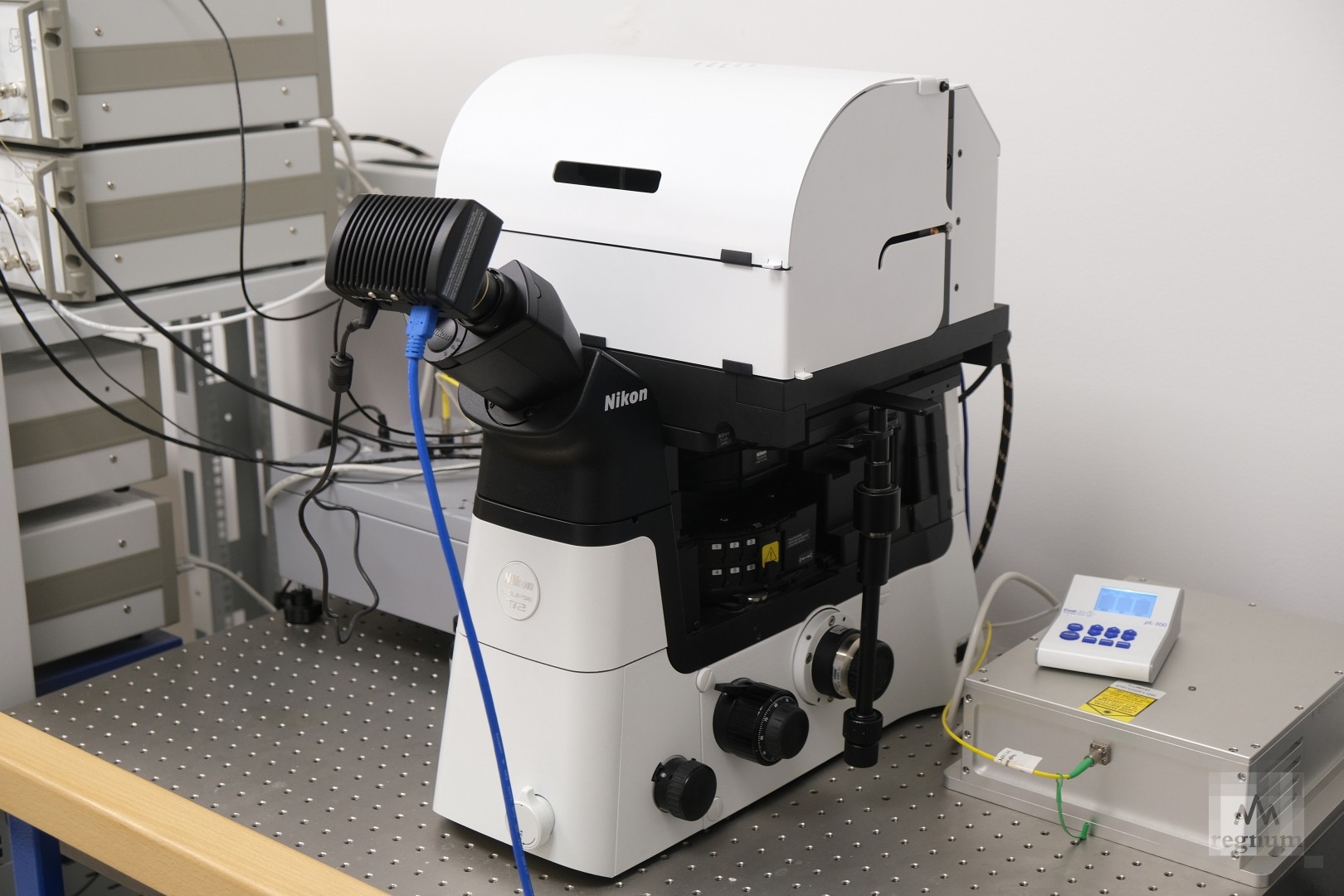 Сканирующий ион-проводящий микроскоп с конфокальным модулем 