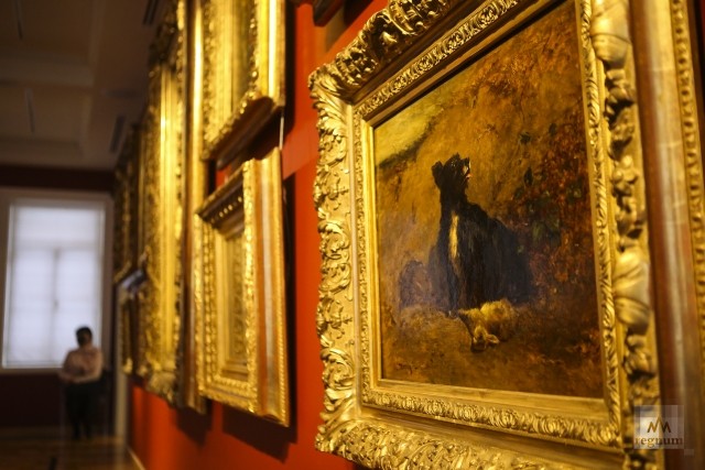 Зал, где встречаются картины из коллекций Павла и Сергея Третьяковых