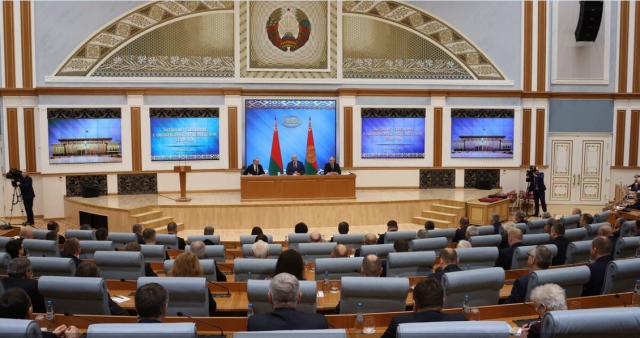 Президент Беларуси Александр Лукашенко 25 января во Дворце Независимости вручает государственные премии, дипломы академика и члена-корреспондента ученым Национальной академии наук