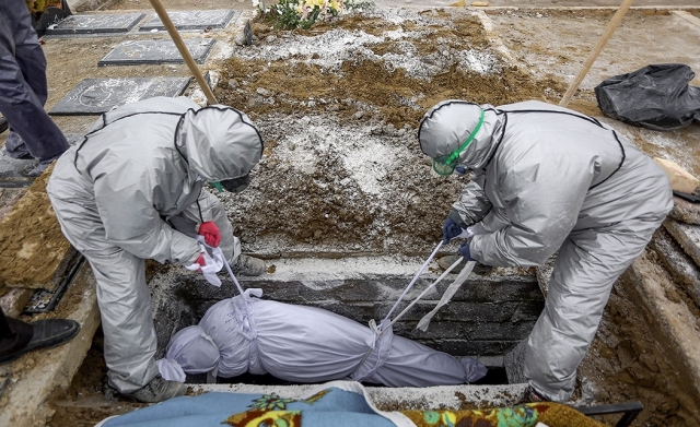 Захоронение умерших от коронавируса в Иране