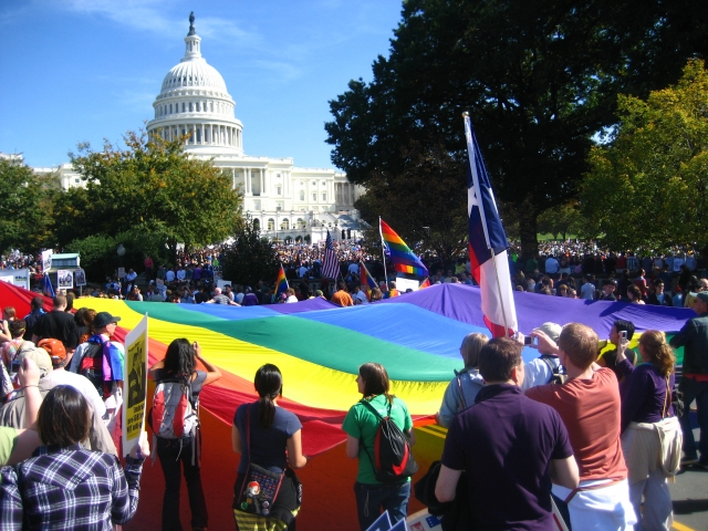 Флаг ЛГБТ перед Капитолием
