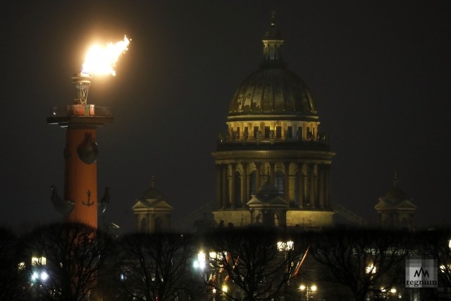 Заженные Ростральные колонны в честь 78-ой годовщины снятия блокады Ленинграда 