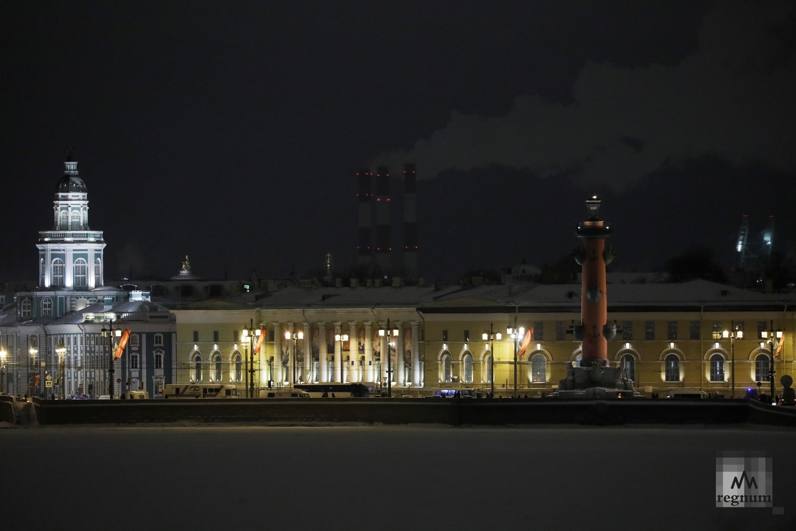 Заженные Ростральные колонны в честь 78-ой годовщины снятия блокады Ленинграда 