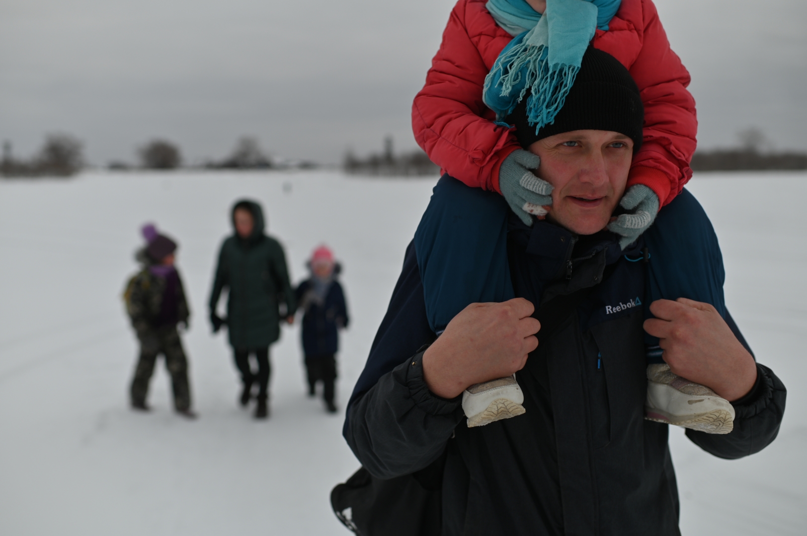 Сергей Волков с семьей переходят по зимней переправе через Иртыш в Тару
