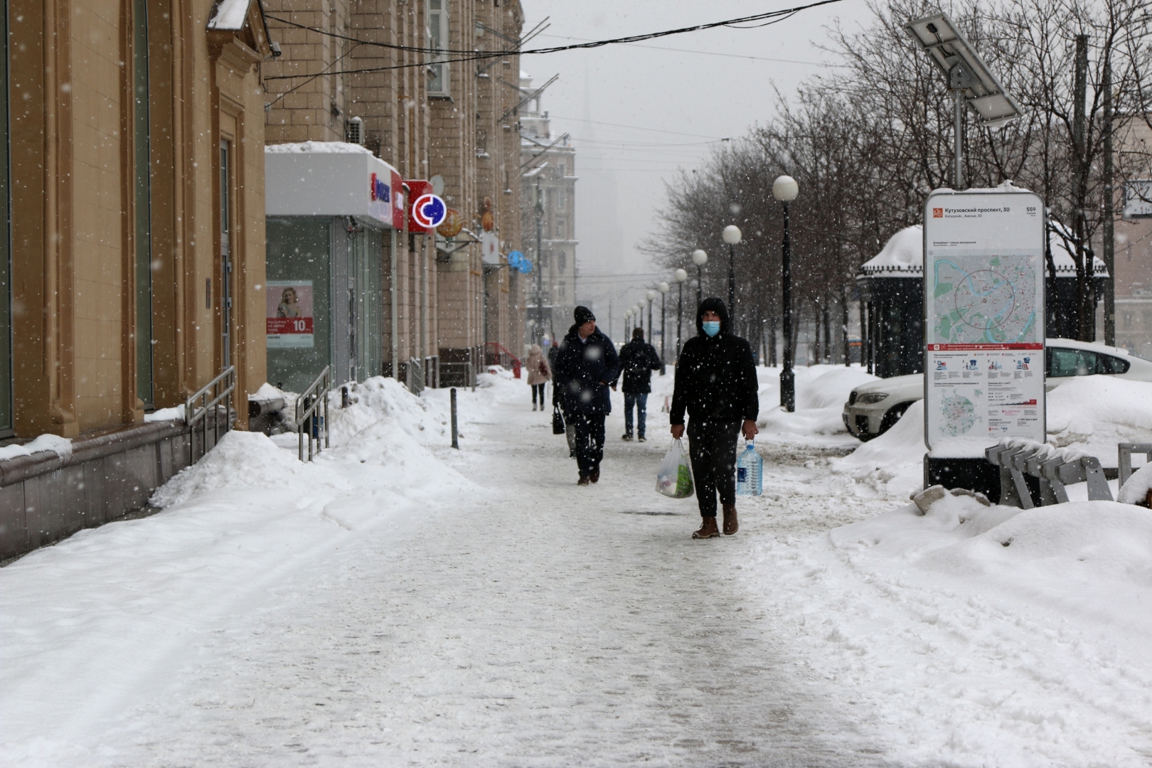 Будет ли еще снегопад в москве. Снегопад в Москве. Сугробы в Москве зимой. Аномальный снегопад в Москве. Сугробы в Москве.