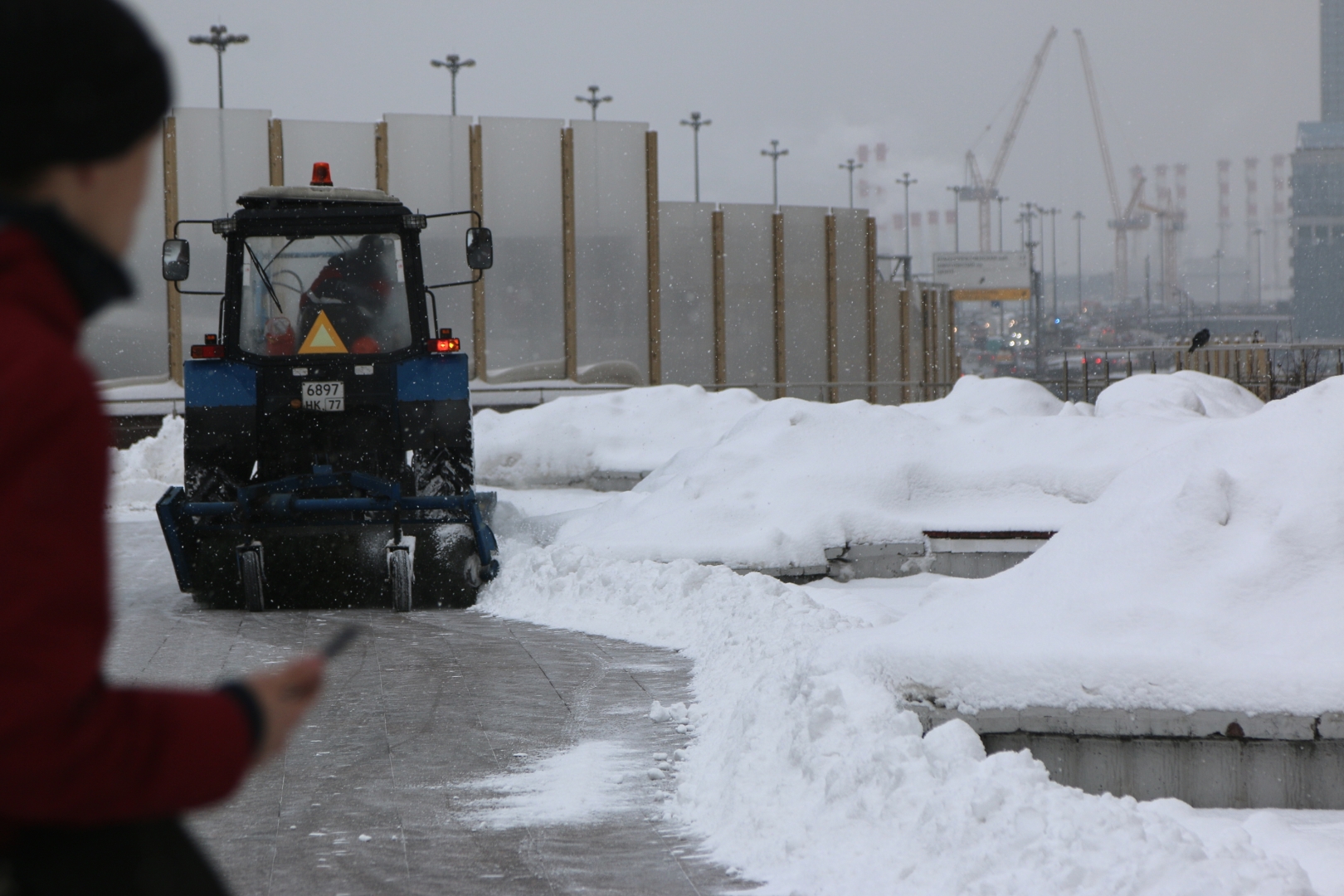 Будет ли еще снегопад в москве. Снег в Москве. Сугробы в Москве. Уборка снега в деревне. Реагент для снега.