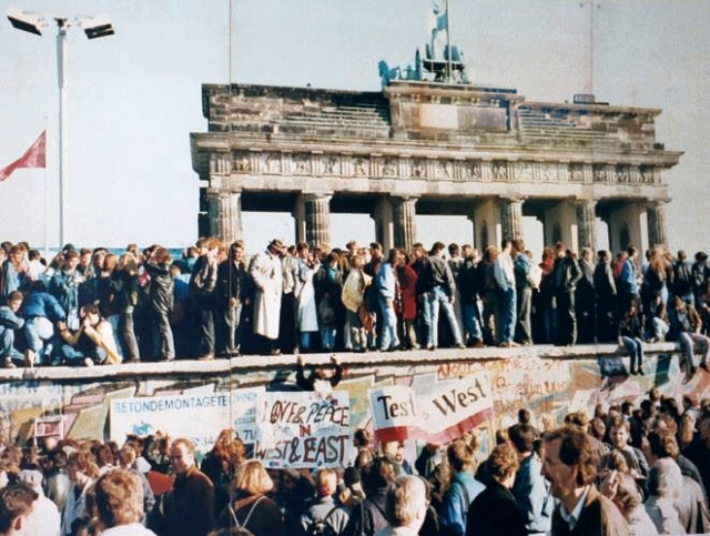 Ноябрь 1989 г. Берлинская стена с взобравшимися на неё немцами на фоне Бранденбургских ворот