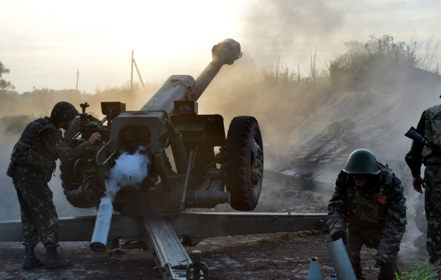 Украинская артиллерия ведёт обстрел