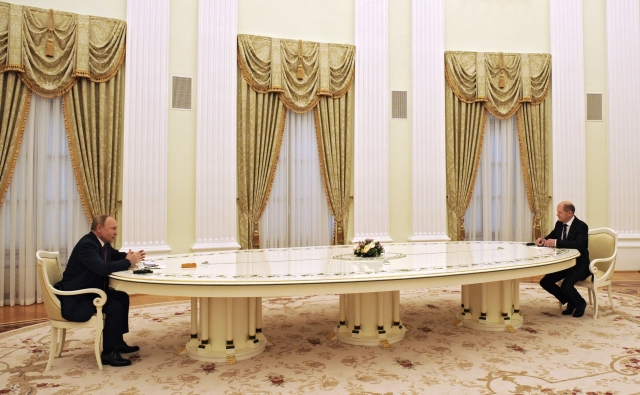 Президент России Владимир Путин и федеральный канцлер Германии Олаф Шольц