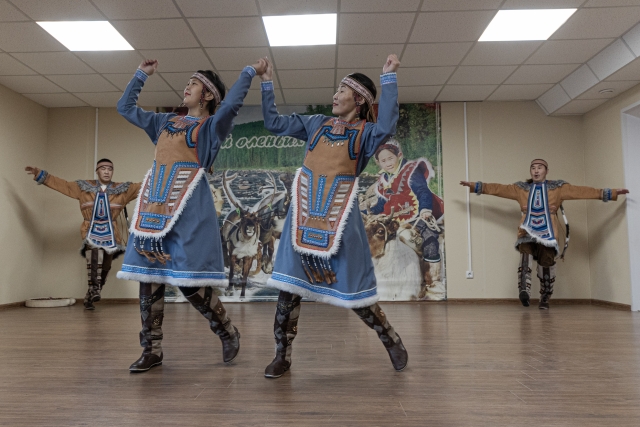 Танцевальный коллектив поселка Суринда исполняет традиционные народные танцы.
