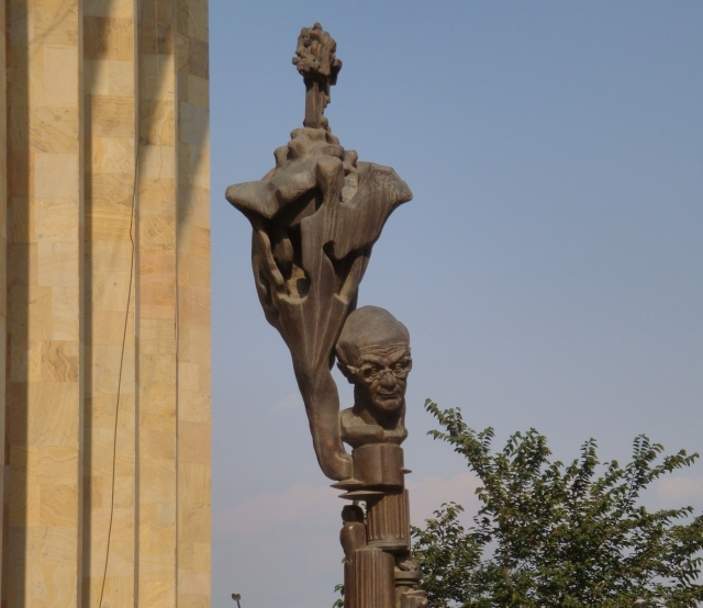 Памятник Мерабу Мамардашвили работы Эрнста Неизвестного в Тбилиси 