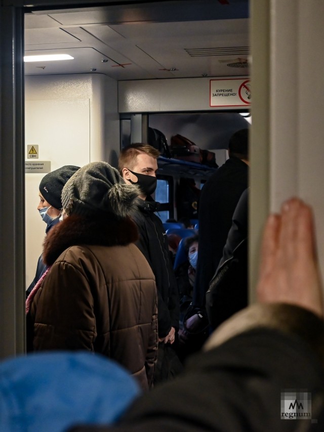 Беженцы в электричке следуют из Таганрога в Ростов-на-Дону