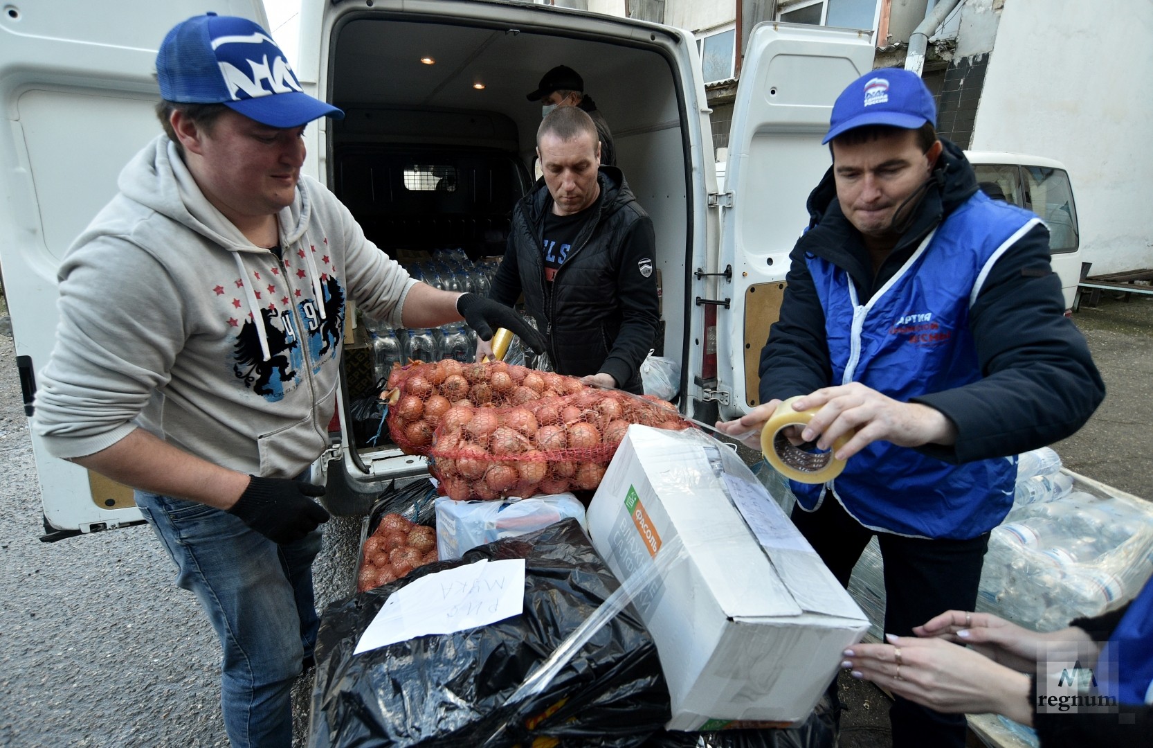 Гуманитарная помощь курская область беженцам в москве. Прием гуманитарной помощи беженцам. Беженцы Донбасса гуманитарка. Гуманитарная помощь Крым. Беженцы из Крыма.