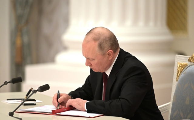 Подписание документов о признании Донецкой и Луганской народных республик