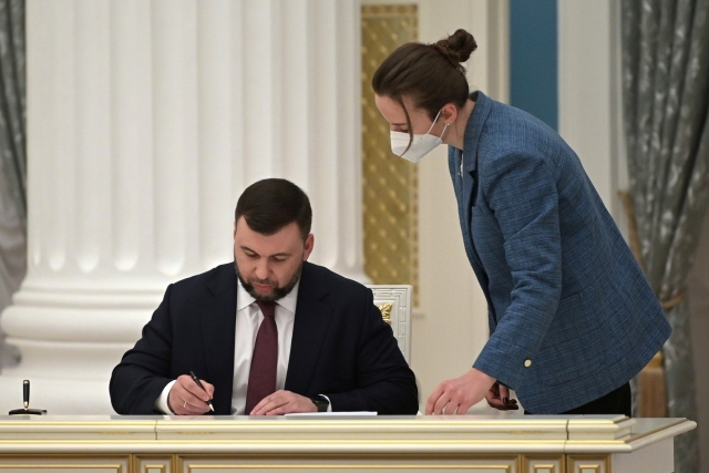 Глава ДНР Денис Пушилин  подписывает документы о признании Донецкой Народной Республики
