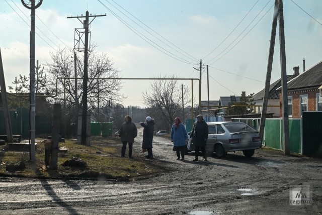 Жители Ростовской области встречают гуманитарную помощь для беженцев из ДНР и ЛНР