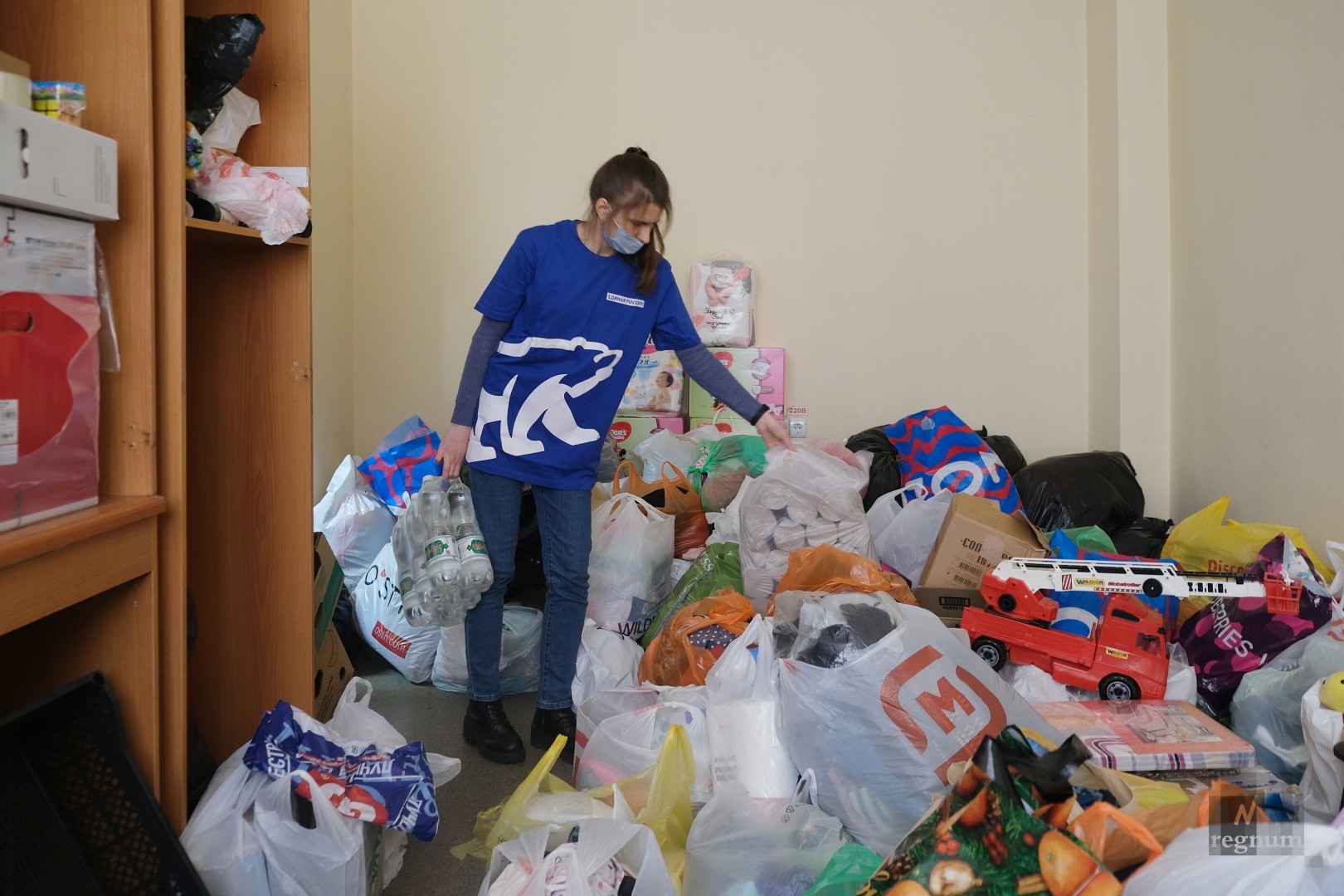 Пункт сбора гуманитарной помощи жителям Донбасса в здании Саратовского государственного медицинского университета  