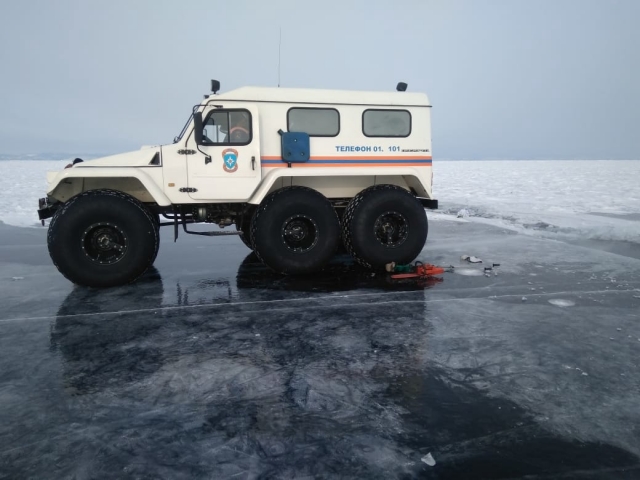 Спасатели на льду Байкала
