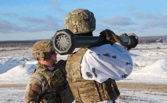 Инструктор НАТО  обучает украинского  солдата