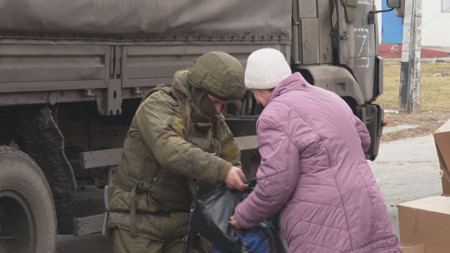 Выдача гуманитарной помощи от РФ мирным жителям Украины