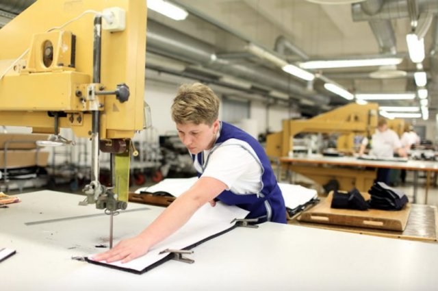 На фабрике в Ленинградской области на 20% увеличили выработку пошива курток для силовых структур