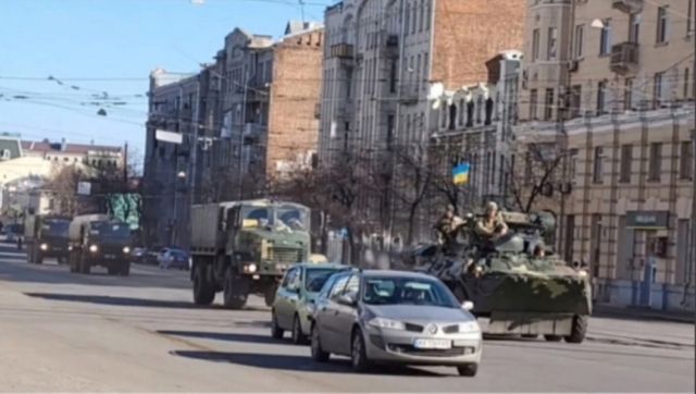 Военная техника Украины на выезде из города. 