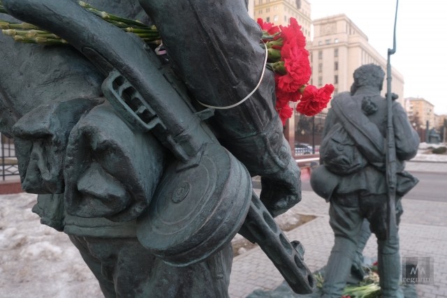 Цветы у памятников советским воинам около здания Министерства обороны  