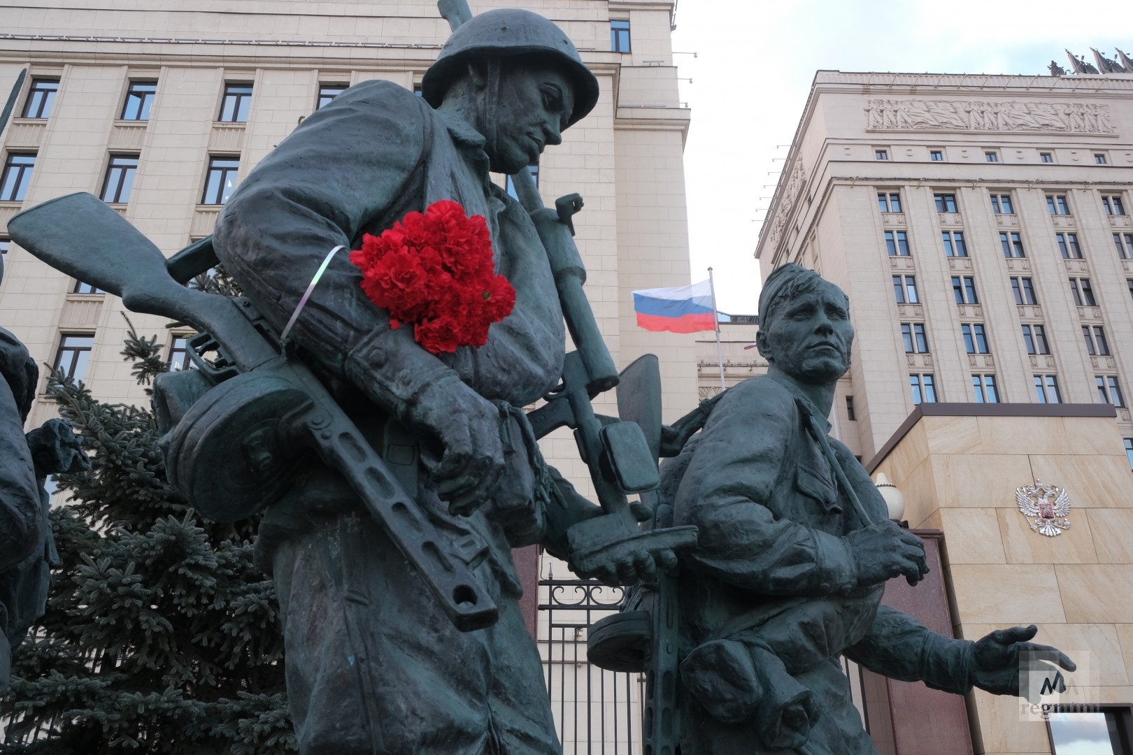 Цветы у памятников советским воинам около здания Министерства обороны  