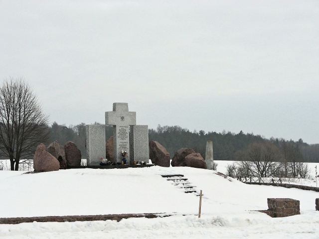 Восстановленный после уничтожения первого, второй мемориал уничтоженным жителям Гуты Пеняцкой. Подвергался осквернению, взрывался украинскими неонацистами в 2017 году