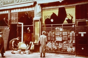 Разбитые витрины еврейских магазинов. Ноябрь 1938. Германия