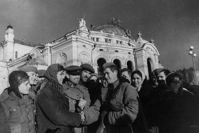 Жители освобождённого Киева встречают советских солдат. 1943