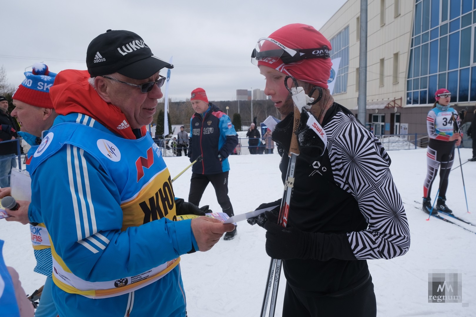 Президент Федерации лыжных гонок Москвы Михаил Васильевич Головатов вручает дипломы участника юным спортсменам  