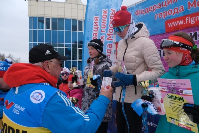 Президент Федерации лыжных гонок Москвы Михаил Васильевич Головатов вручает почетные призы финалистам соревнований  