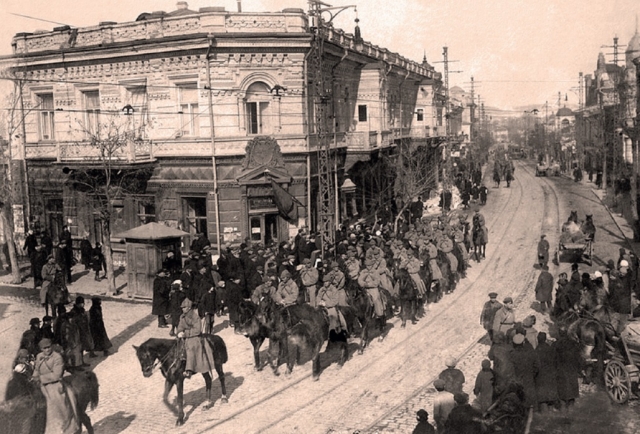 Красные кавалеристы на улице Симферполя. 1920