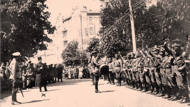 Кавалеристы армии УНР перед гетманом Скоропадским. 1918