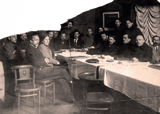 Собрание большевиков в Харькове, 1918–1919. Крайний справа — Николай Скрыпник, второй справа (возможно) — Артем